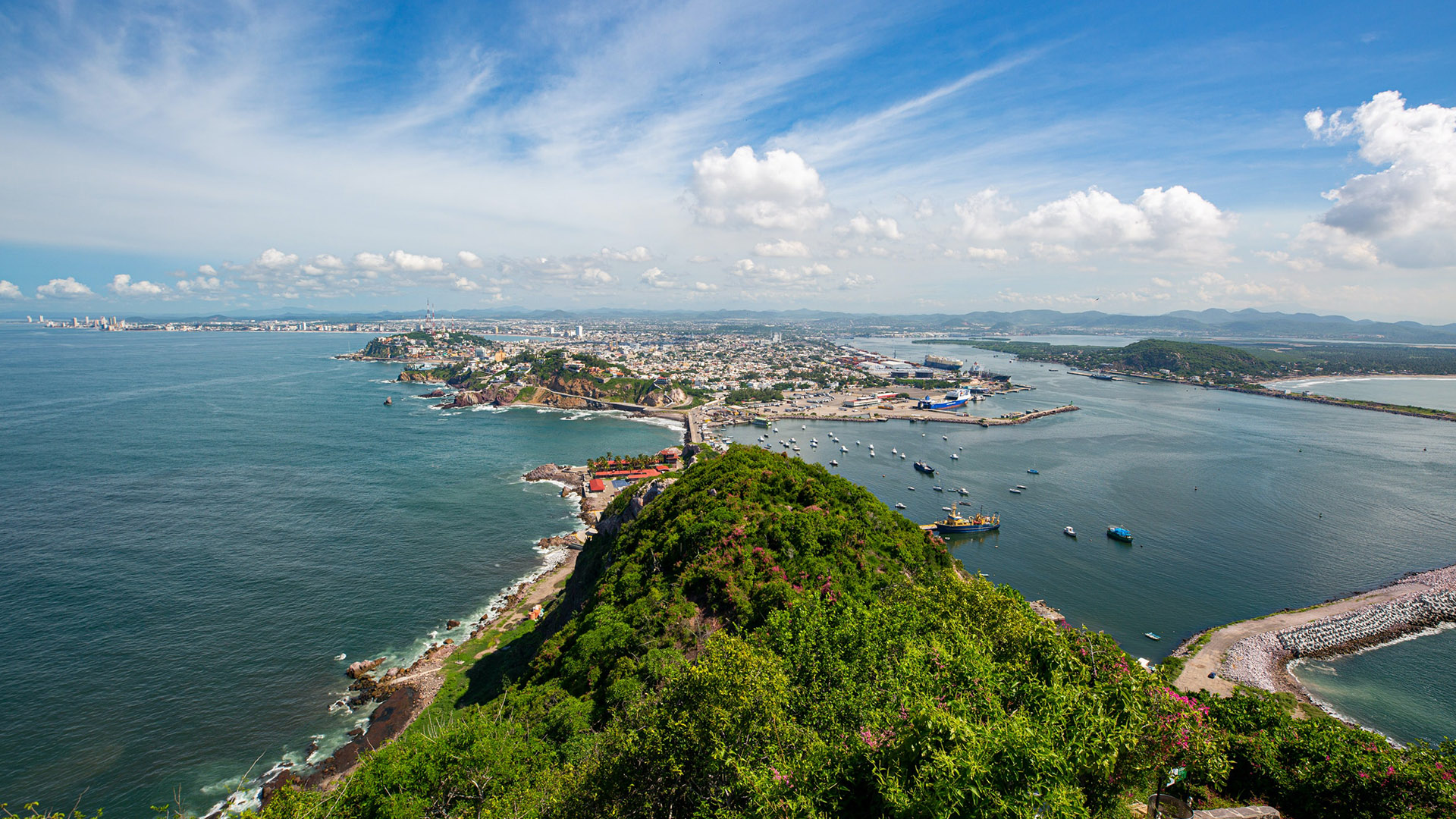 Mazatlán suena a mar y a banda sinaloense